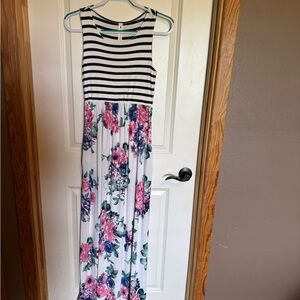 Vanilla Bay Women Size Medium Striped and‎ Floral Maxi Dress With Pockets
